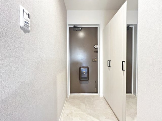 【玄関】 | ディオ・フェルティ白鷺 | 【玄関】シューズボックスございますので、散らかりがちな玄関も片付きますね！姿見があるので、お出かけ前の身だしなみチェックもできます♪