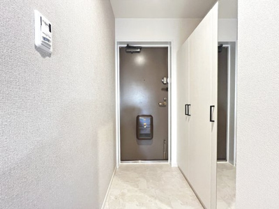 【玄関】 | ディオ・フェルティ白鷺 | 【玄関】シューズボックスございますので、散らかりがちな玄関も片付きますね！姿見があるので、お出かけ前の身だしなみチェックもできます♪