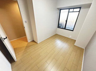 【洋室】 | ディオ・フェルティ白鷺 | 【洋室】クロス・床リフォーム済！綺麗な壁や床で室内が明るくなりますね！爽やかな気分でお過ごしいただけますよ♪