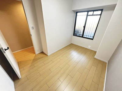 【洋室】 | ディオ・フェルティ白鷺 | 【洋室】クロス・床リフォーム済！綺麗な壁や床で室内が明るくなりますね！爽やかな気分でお過ごしいただけますよ♪