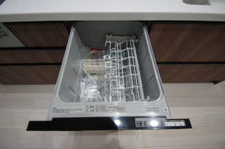 【キッチン】 | 【仲介手数料無料！！】稲城市若葉台１丁目　新築戸建て（全4棟）4号棟　5349万円 | 食器洗い乾燥機