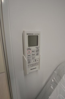 【冷暖房・空調設備】 | 【仲介手数料無料！！】稲城市若葉台１丁目　新築戸建て（全4棟）4号棟　5349万円 | 浴室暖房リモコン