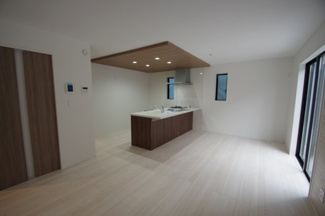 【前面道路含む現地写真】 | 【仲介手数料無料！！】稲城市若葉台１丁目　新築戸建て（全4棟）4号棟　5490万円 | 令和７年12月1日撮影　建築中