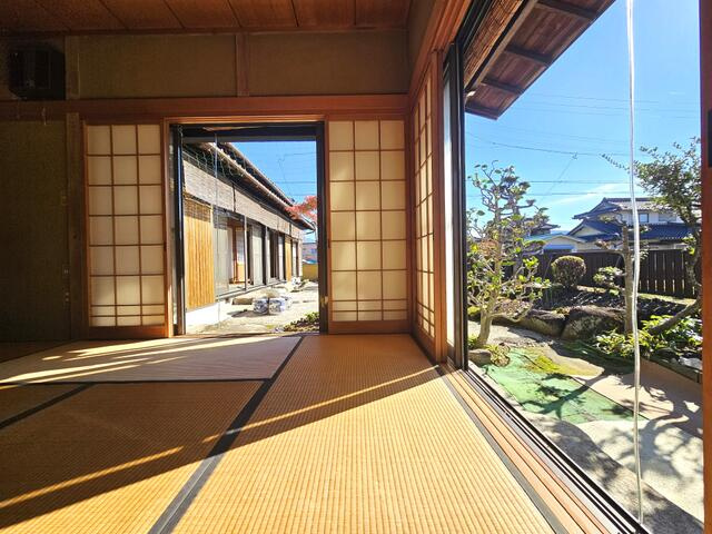 瑞浪市松ヶ瀬町4丁目中古戸建の和室|和室8帖（西側）
