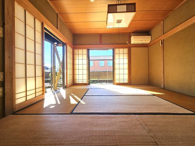瑞浪市松ヶ瀬町4丁目中古戸建の和室|和室8帖（西側）