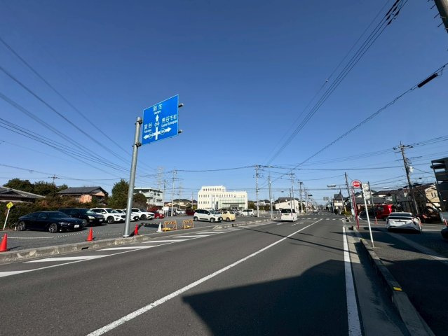 -三丁目不動産-　熊谷市高柳　ロードサイド3方向角地の前面道路含む現地写真