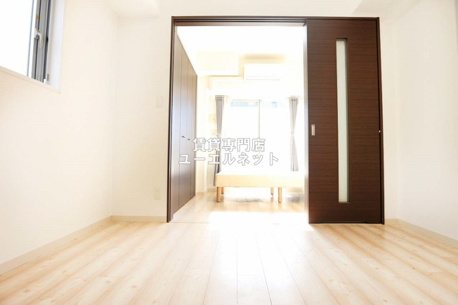 【居間・リビング】 | KSスクエア江坂 | ゆったりとくつろげる、落ち着きのある居室空間です