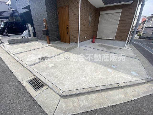 中石切町2丁目中古戸建の駐車場|駐車スペースが広く、自転車・バイクも置けます！