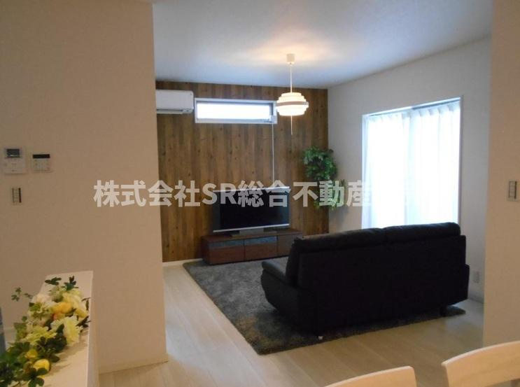 中石切町2丁目中古戸建の居間・リビング|リビングは広々17.2帖♪ご家族でゆったりとお過ごしいただけます！