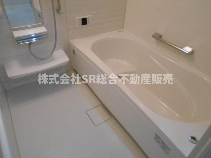 中石切町2丁目中古戸建の浴室|追い焚き機能、浴室乾燥機が付いてます♪足を伸ばしてゆったりと浸かれます！