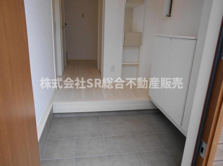 中石切町2丁目中古戸建の玄関|玄関にはシューズボックスもあり広く使えます！