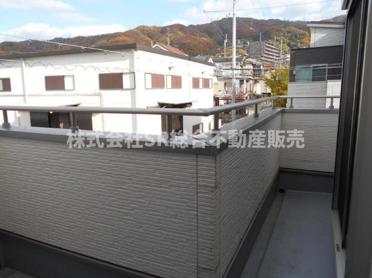 中石切町2丁目中古戸建のバルコニー|バルコニーは2面にあり、陽当たり良好で洗濯物が乾きやすいです！生駒山が見えます！