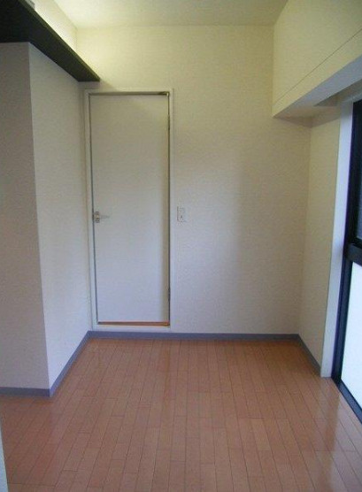 フェニックス西新宿５丁目弐番館の居間・リビング|収納スペース豊富です