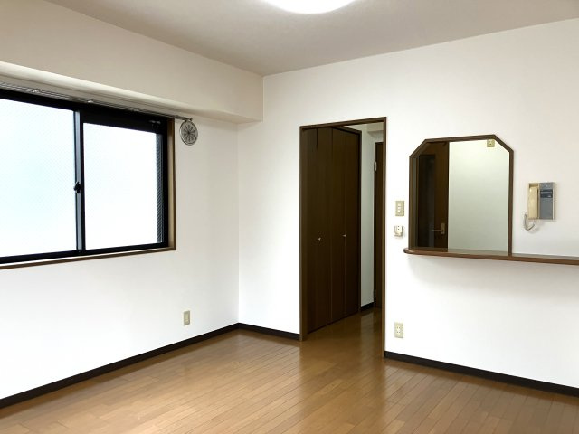 コンフォート東麻布の居間・リビング|使いやすいカウンター付きの居室　窓が2箇所あり通風良好です