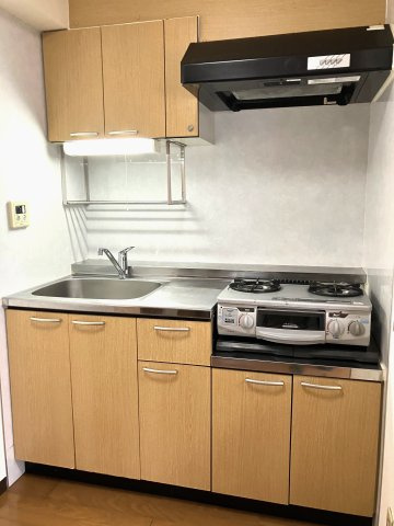 コンフォート東麻布のキッチン|2口ガスコンロ・グリル付きでお料理好きにはうれしいですね