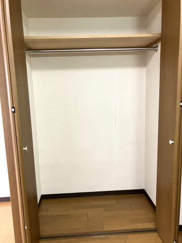 コンフォート東麻布の収納|たっぷり洋服が入るクローゼット