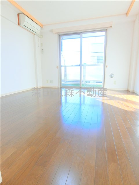 ヴィラSKの居間・リビング|南向きの明るい洋室8帖