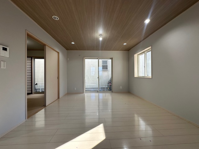 茅ヶ崎市松尾　中古戸建の居間・リビング|11月29日撮影　新規リフォーム中　15.7帖　LDK