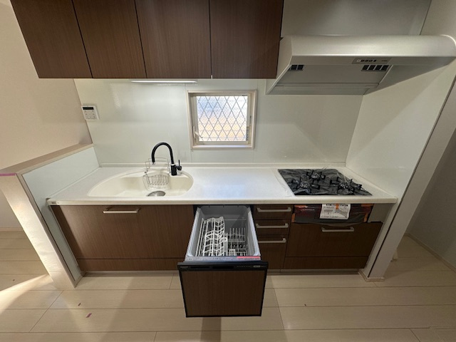 茅ヶ崎市松尾　中古戸建のキッチン|11月29日撮影　新規リフォーム中　食洗器付きシステムキッチン