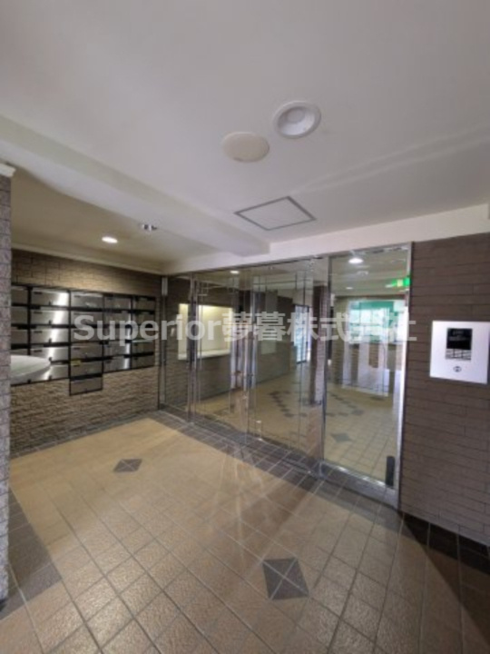 【中古マンション】ロータリーマンション大津京町のエントランス|ゆとりのあるエントランスです