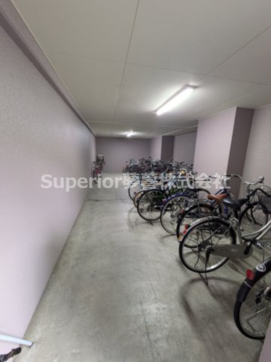 【中古マンション】ロータリーマンション大津京町の駐輪場