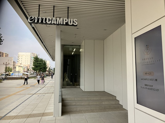 ｅｍＣＡＭＰＵＳ　ＷＥＳＴのエントランス