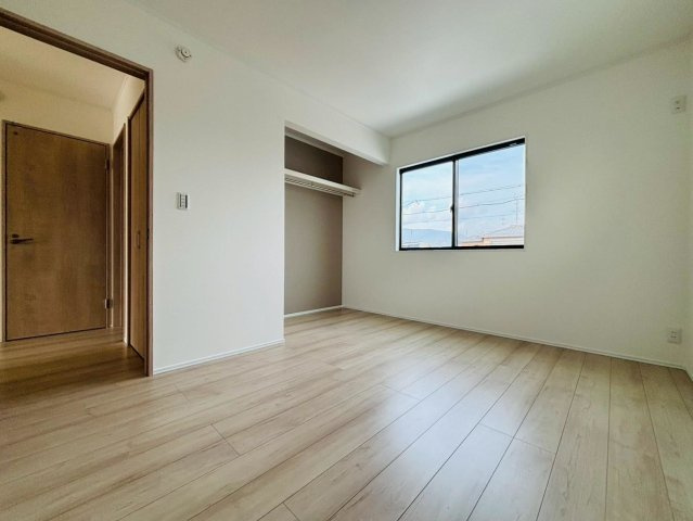 ダイマルタウン　大垣市古知丸２丁目第３　全２区画分譲の洋室|全居室に大型収納を設置。窓ガラスは断熱性能や結露防止効果の高いLOW-E複層ガラスを採用しています。