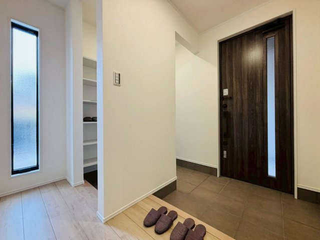 ダイマルタウン　大垣市古知丸２丁目第３　全２区画分譲の玄関|シューズ収納付きで玄関周りもすっきり！玄関ドアからの光が玄関ホールを明るくしてくれます。