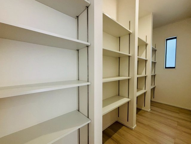 ダイマルタウン　大垣市古知丸２丁目第３　全２区画分譲の収納|キッチン奥のパントリー