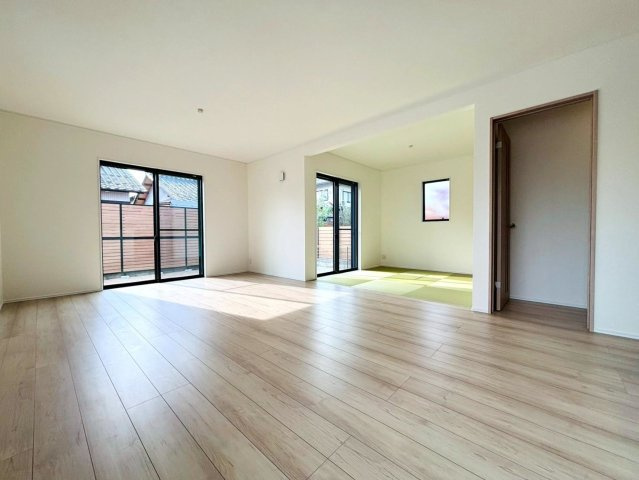 ダイマルタウン　大垣市古知丸２丁目第３　全２区画分譲の居間・リビング|シンプルで温かみのあるナチュラルテイストのリビングダイニング。広々設計でゆとりのある空間です。