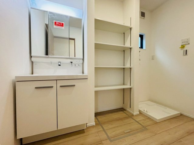 ダイマルタウン　大垣市古知丸２丁目第３　全２区画分譲の独立洗面台|収納力と機能性に優れた、お手入れラクラク三面鏡洗面化粧台です。朝の身支度もスムーズにできます。