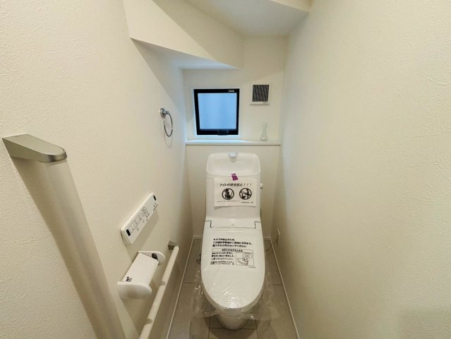 ダイマルタウン　大垣市古知丸２丁目第３　全２区画分譲のトイレ|新素材「アクアセラミック」は、便器洗浄やお掃除をするたび汚物を浮かせて洗い流すのでお掃除楽々です。