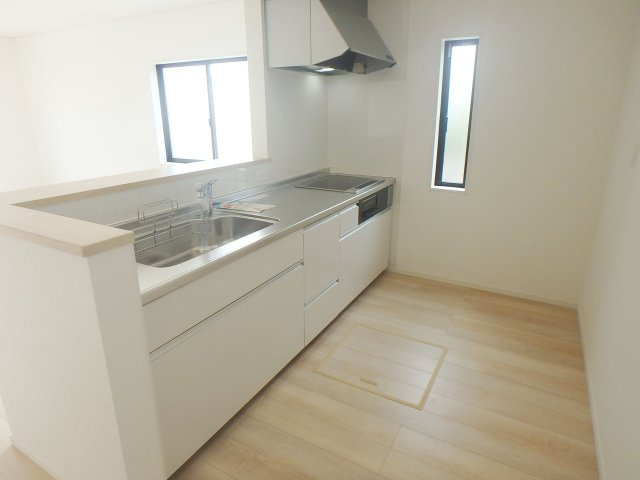 佐賀市本庄町本庄第12　1号棟の内観：施工例|リビングのお子さんに目配りできる対面式カウンターキッチンを採用。