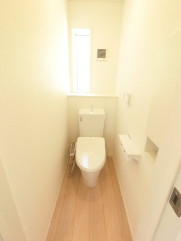 佐賀市本庄町本庄第12　1号棟の内観：施工例|ウォシュレット機能付き、快適なトイレです♪
