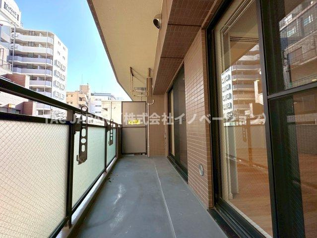 エバーグリーンパレス浅草のバルコニー|リビングと＋洋室（約4.5帖）が面する開放的な東南側のバルコニー。眺めも良く不思議と空が近く感じられます。
お問合せ当日のご見学も可能です。 
Tel:03-5918-8689