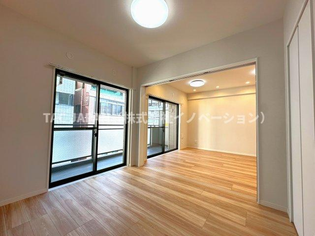 エバーグリーンパレス浅草のその他|大きなクローゼットを備えた洋室（約4.5帖）。豊富な収納に加えバルコニーにも出られる開放的な空間に仕上がっています。