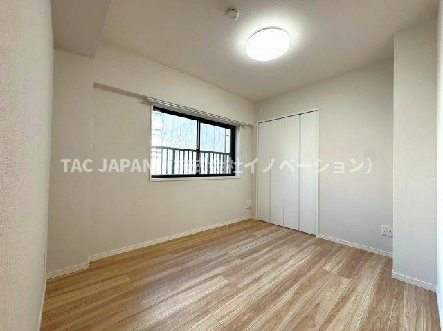 エバーグリーンパレス浅草の洋室|室外機置場を備える洋室（約4.6帖）。全てのお部屋に窓と収納、エアコンの設置が可能ですので広さを問わず快適にお過ごしいただけます。