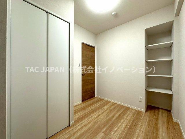 エバーグリーンパレス浅草の洋室|コンセントや照明器具・大きなクローゼットを備え、お部屋としてお使いいただけるサービスルーム（約4.1帖）。エアコンも設置可能です。