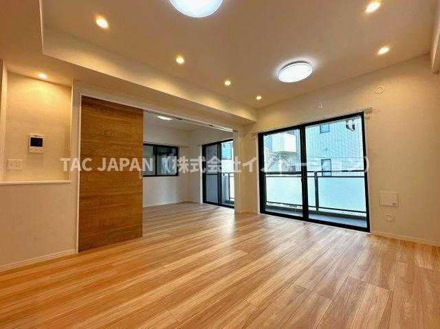 エバーグリーンパレス浅草の居間・リビング|朝日がふんだんに注ぐ開放的なリビング！水回りの設備機器をはじめ、床や壁・天井やコンセントやスイッチ類まで全て新品交換するフルリフォームを行っています。
ぜひお気軽に見にいらしてください。