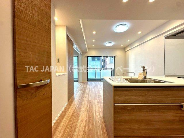 エバーグリーンパレス浅草の居間・リビング|楽しそうな笑い声がいまにも聞こえてきそうなダイニングスペース。照明器具や壁のスイッチ類まで交換した丁寧なリフォームにより、明るく上質な空間が創造されています。