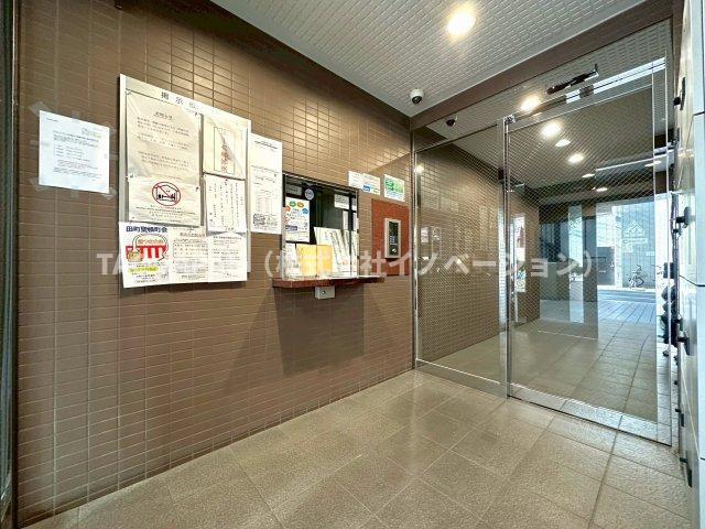 エバーグリーンパレス浅草のエントランス|優しい管理人さんの対応や清潔感あるエントランスから管理状態の良さが伺えます。安心のオートロック×防犯カメラを完備しています。