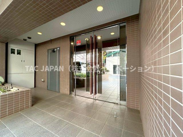 エバーグリーンパレス浅草のエントランス|お問合せ当日でのご見学可能です。
お気軽にお電話ください。
03-5918-8689