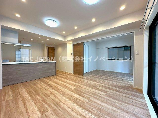 エバーグリーンパレス浅草の居間・リビング|朝日がふんだんに注ぐ東南角のお部屋をフルリノベーション！スーパーやコンビニ・小学校が徒歩圏内に揃う『エバーグリーンパレス浅草』が上質な空間に生まれ変わりました。