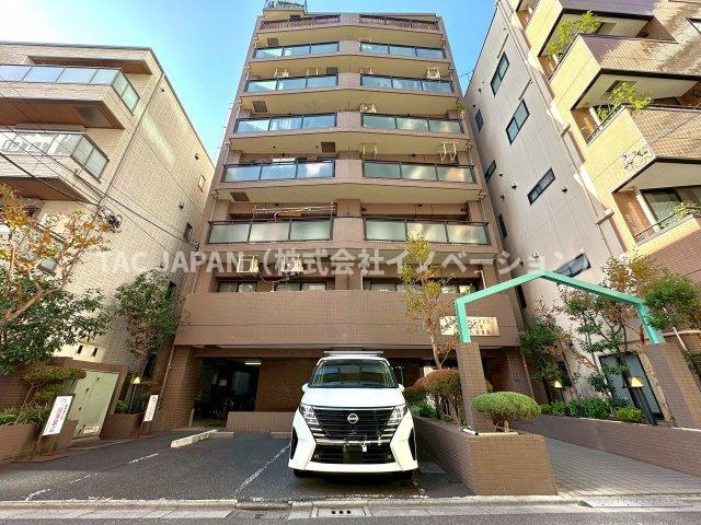 エバーグリーンパレス浅草の外観|浅草駅から徒歩9分！利便性に優れ歴史が色づく浅草の街並みで「アバーグリーンパレス浅草」は築後28年の時を経ても色褪せることなく存在感をアピールしています。