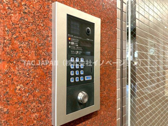 エバーグリーンパレス浅草のエントランス|安心のオートロック×防犯カメラ完備。明るく清潔感のあるエントランスから管理状態の良さが伺えます。