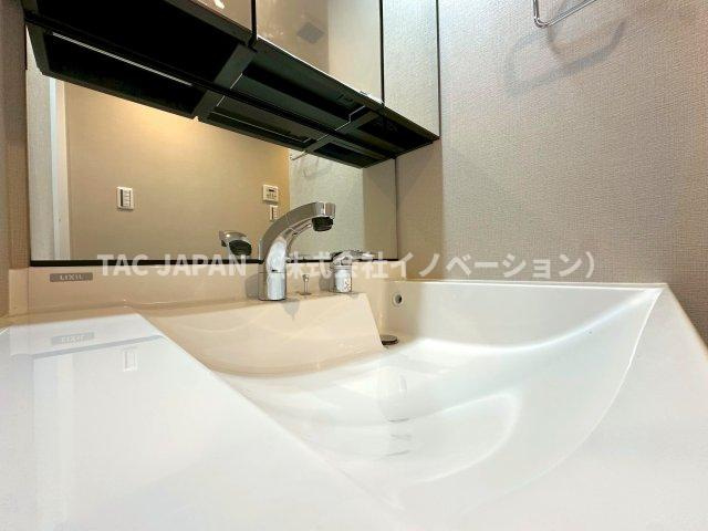 エバーグリーンパレス浅草の洗面所|つなぎ目が無くお手入れ楽々シームレス洗面ユニット