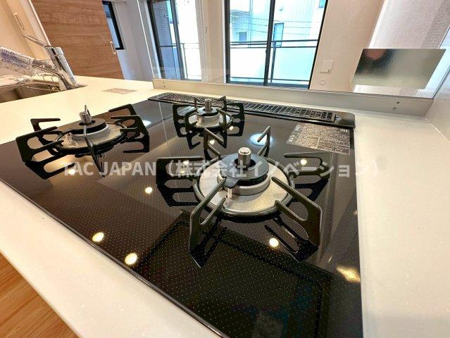 エバーグリーンパレス浅草のキッチン|【ガラストップ3口コンロ】
焼物を作りながら炒め物や煮込みも同時に調理！お調理の幅が広がる3口コンロ（お手入れ楽々ガラストップタイプ）