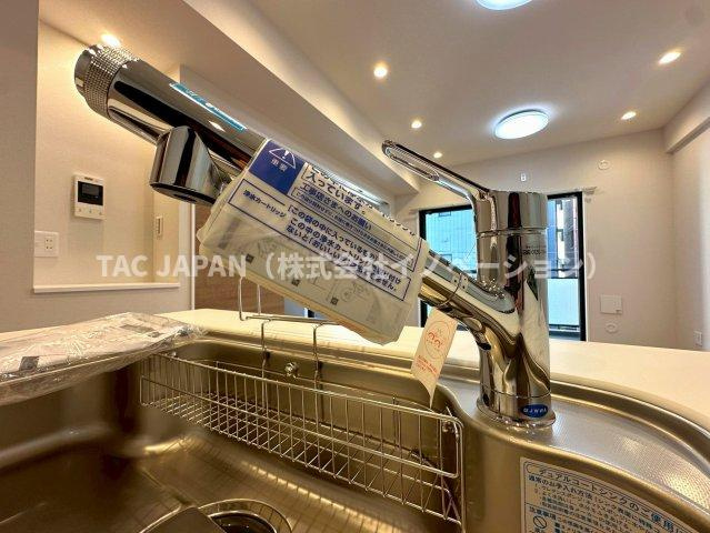 エバーグリーンパレス浅草のキッチン|【浄水シャワー栓】
水質をワンタッチで切換えられて場所を取らない浄水シャワー栓