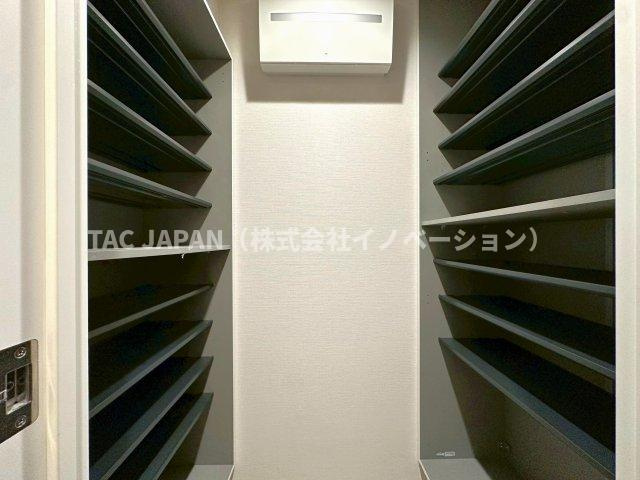 エバーグリーンパレス浅草の玄関|お子様のベビーカーやパパさんのゴルフバッグまでマルっと収納できるシューズインクローゼット。日頃から玄関をスッキリお使いいただけます。