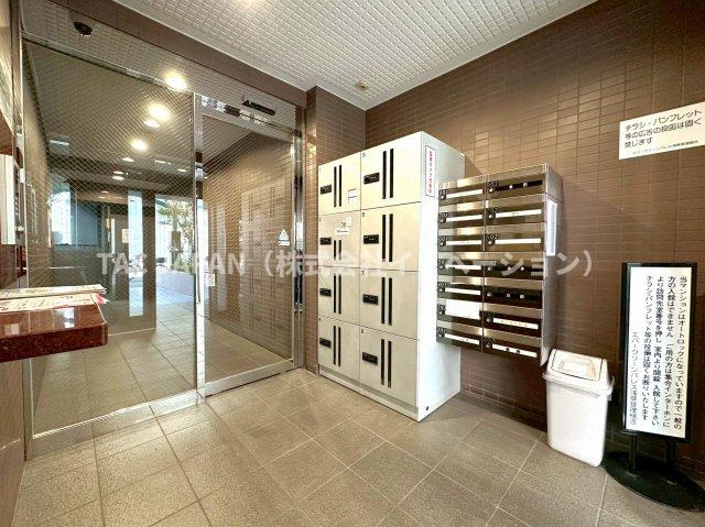 エバーグリーンパレス浅草のエントランス|築年数を感じさせない機能的なエントランス。清潔感のある佇まいから管理状態の良さが感じられます。